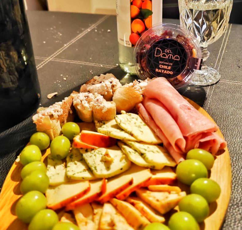 Tabla de Quesos con Miel Picosa
